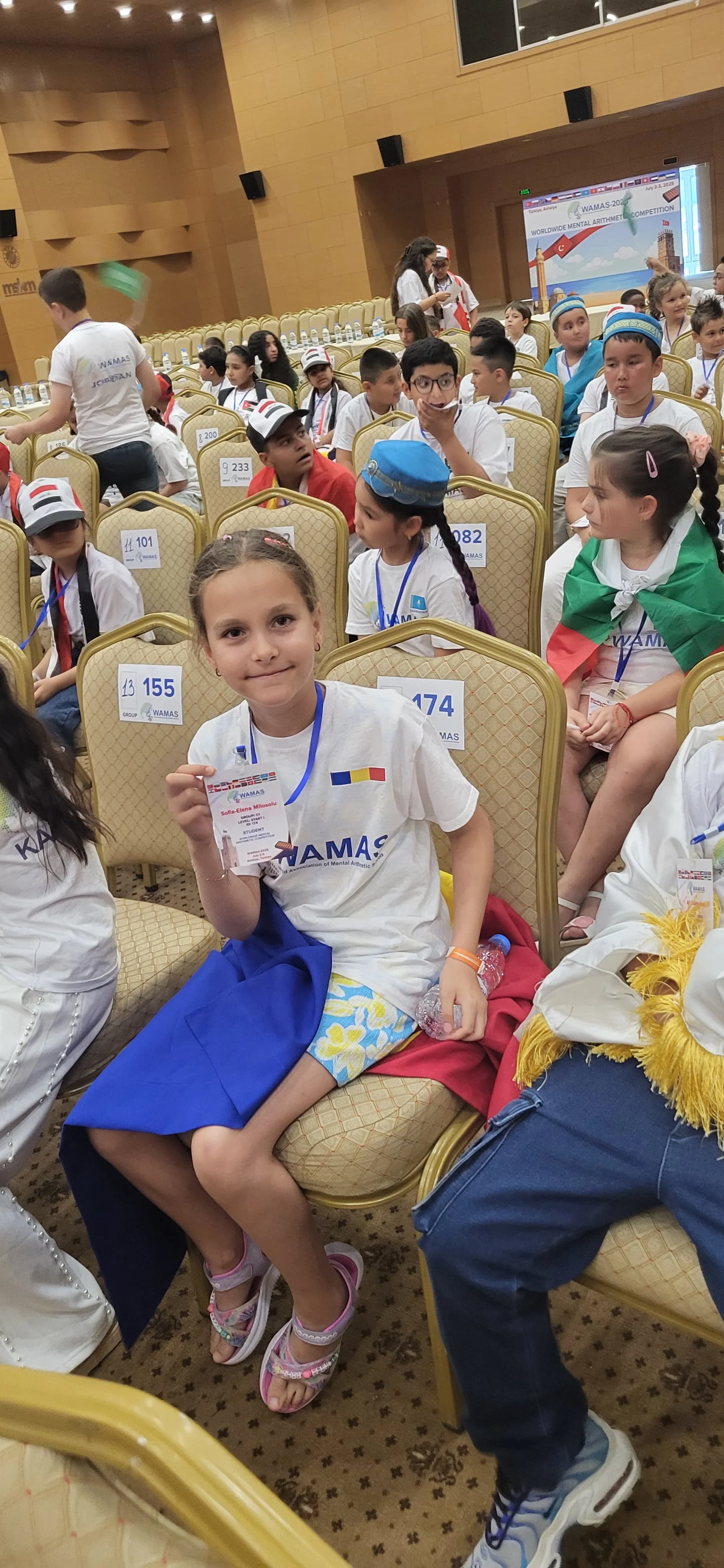 Elevă EduCriss cu certificatul de participare în sala de concurs