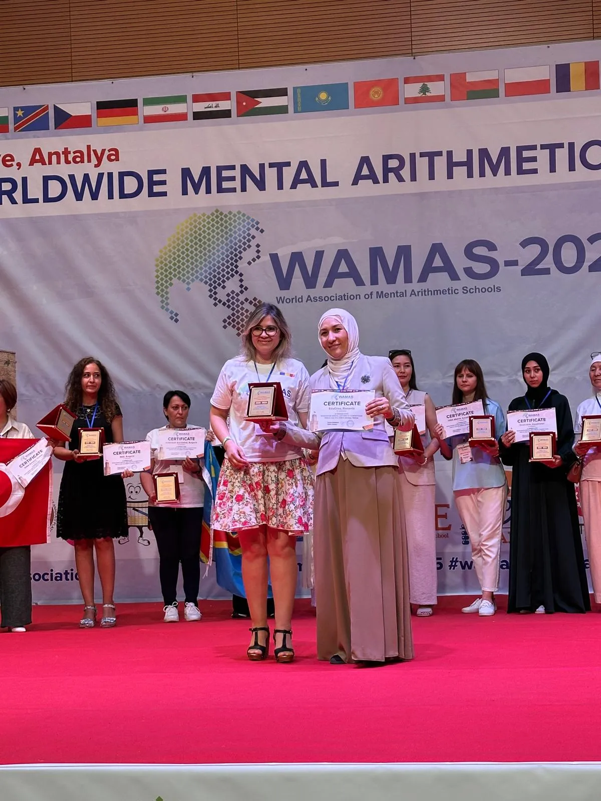 Ceremonia de premiere pe scena WAMAS 2025, sub drapelele participanților
