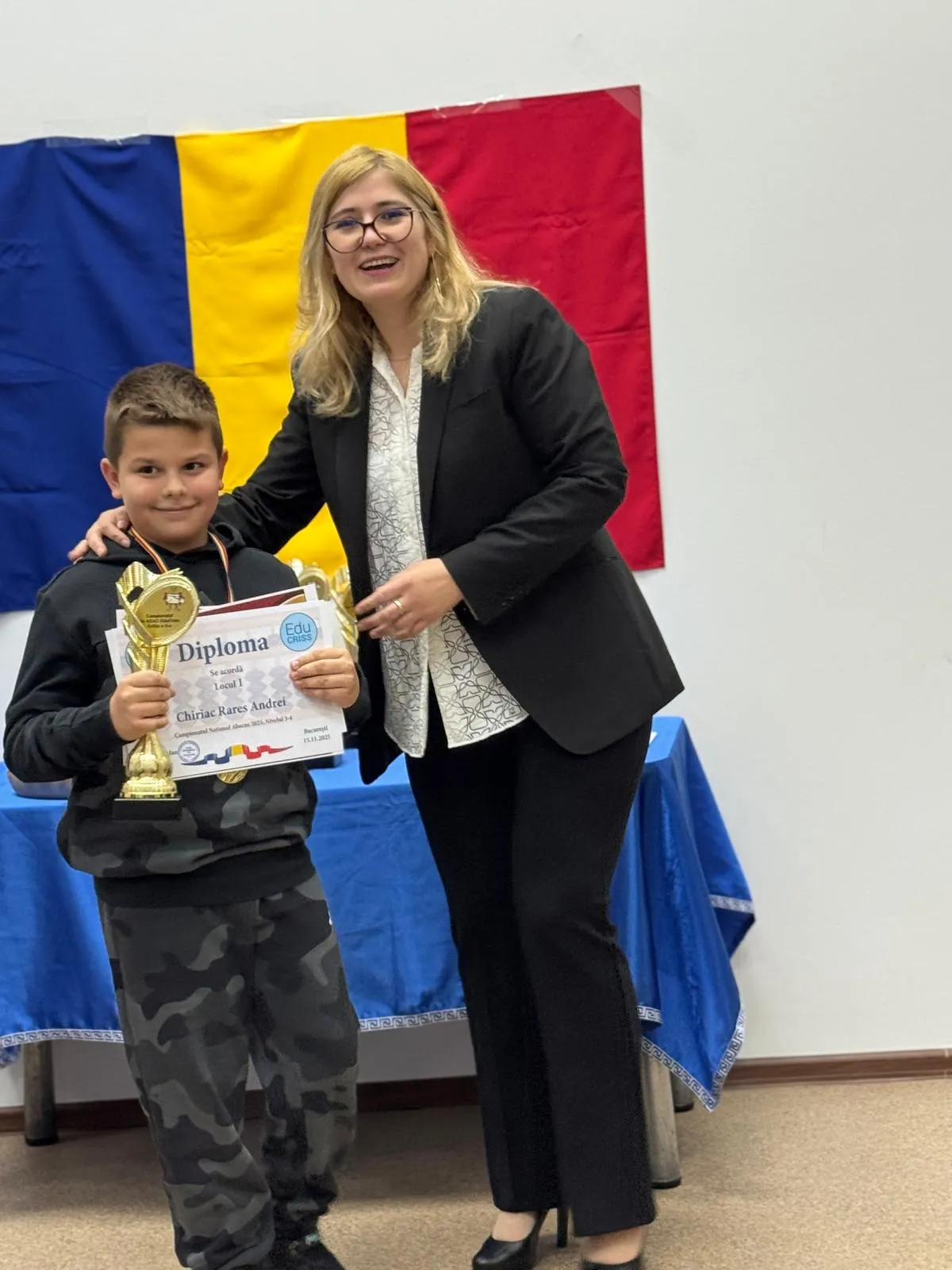 Copil cu trofeu la olimpiada de aritmetică mentală EduCriss