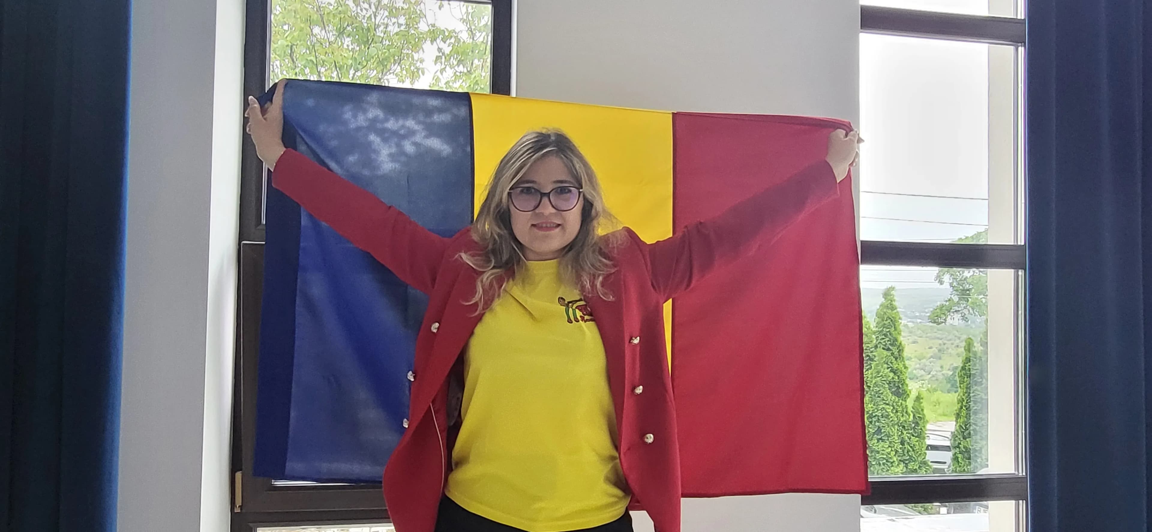Fondatoarea EduCriss cu drapelul tricolor la Chișinău 2025