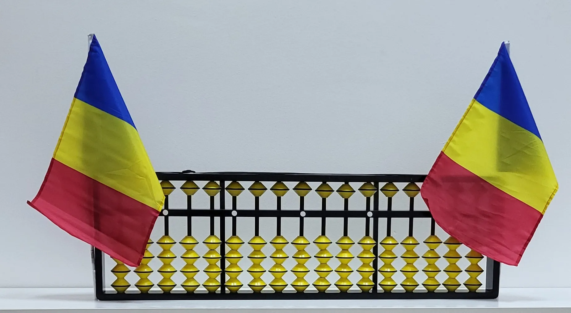 Abacul EduCriss și drapelele tricolore pregătite pentru competiție