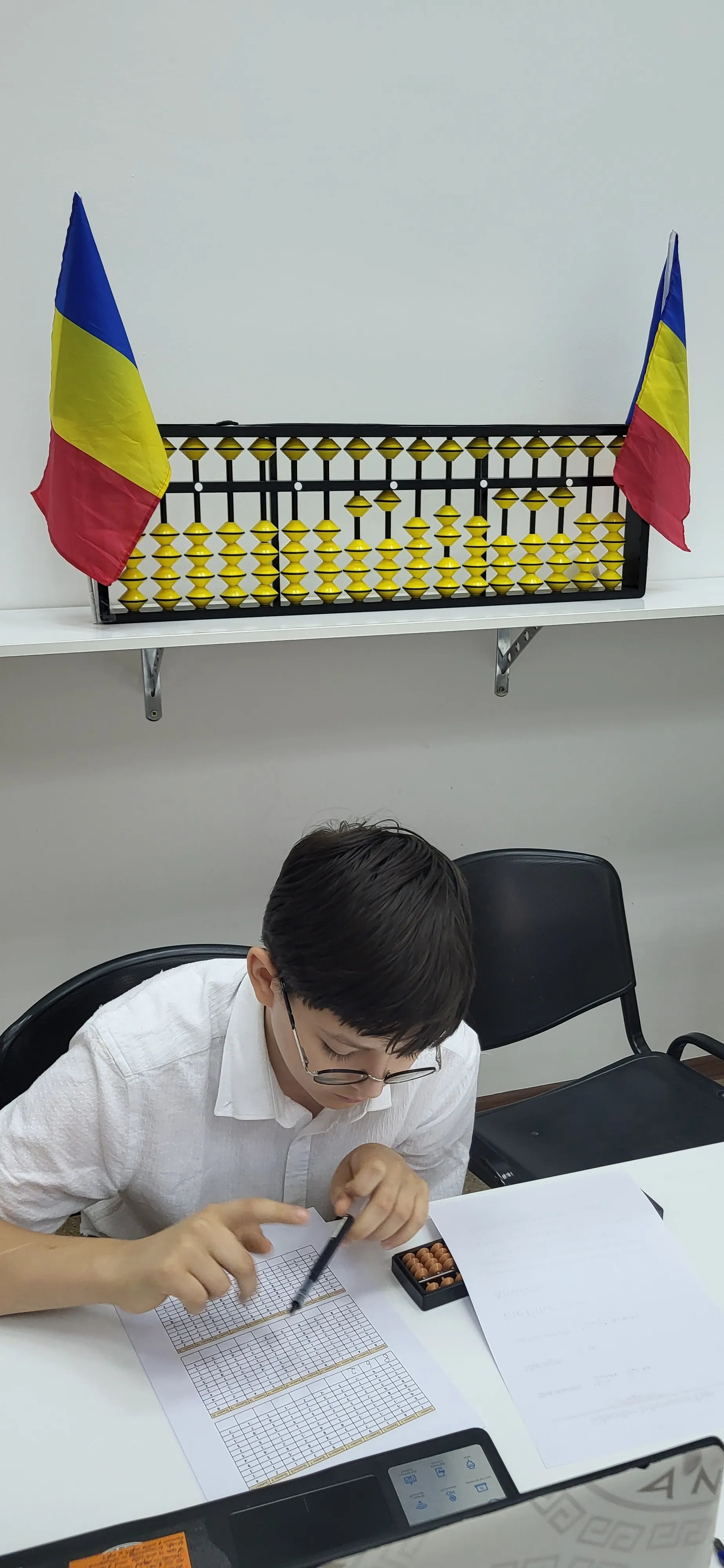 Elev EduCriss calculând concentrat în timpul probei